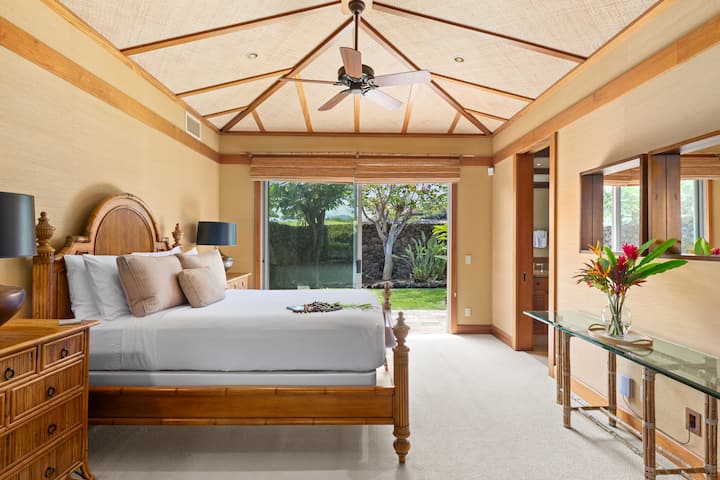 Segundo dormitorio con acceso privado al lanai, baño privado y techo abovedado: comodidad con encanto tropical.