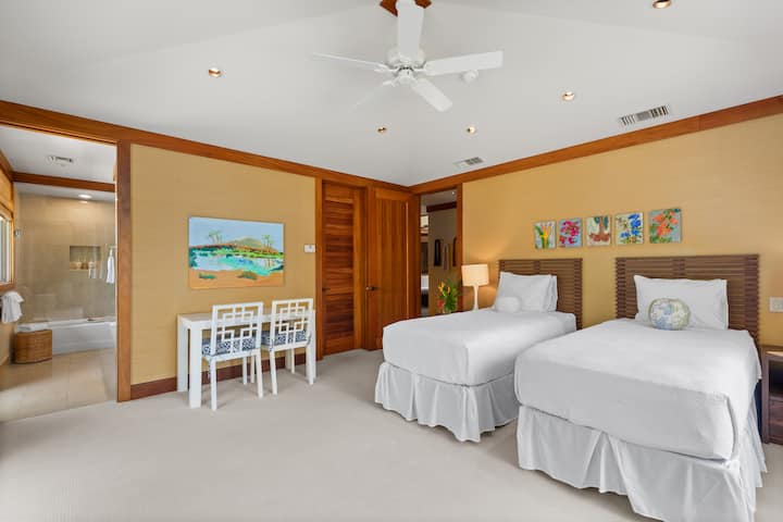 Dos camas individuales con detalles divertidos y espacio de escritorio, perfectas para niños, adolescentes o para dormir de forma flexible.