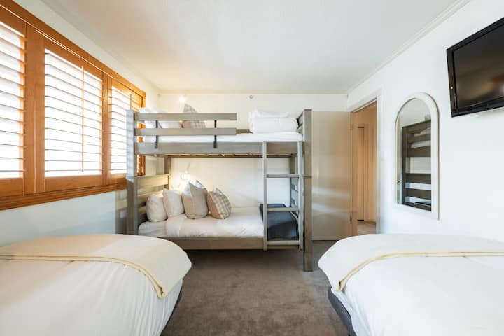 მე-3 საძინებელი: ორადგილიანი ორსართულიანი საწოლი და 2 × XL ორადგილიანი საწოლები (დიდი ვარიანტით)