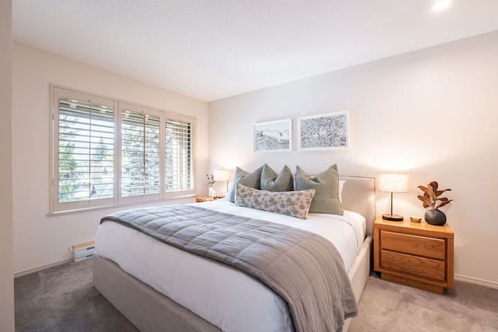 მე-2 საძინებელი: დიდი საწოლი, სმარტ-ტელევიზორი