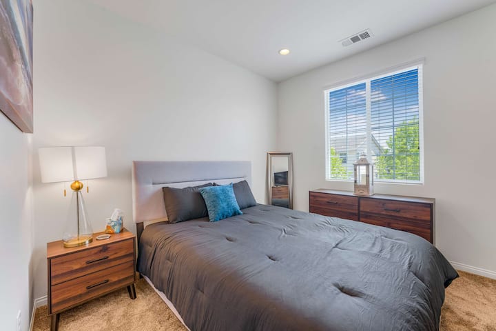 第三间卧室配备标准双人床