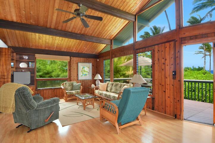 Waiohonu Lush, tropical foliage, Beachfront Home gallery image 4