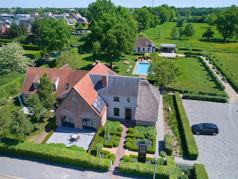 Beautiful villa with a garden and swimming pool