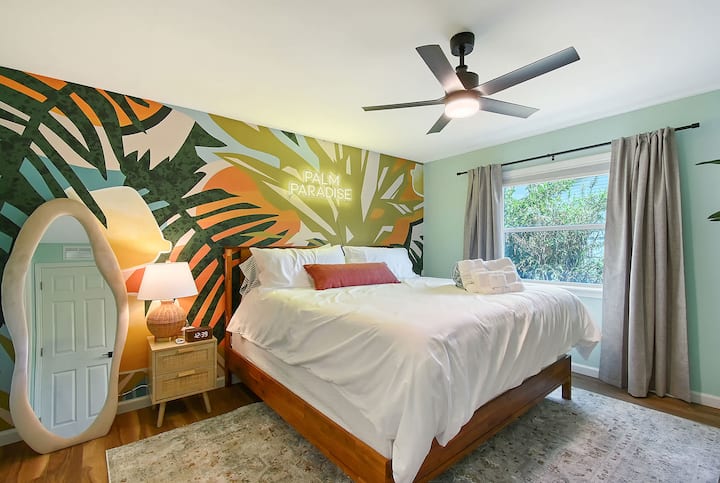 Dormitorio principal: cama tamaño king con colchón de espuma viscoelástica, persianas opacas y cortinas