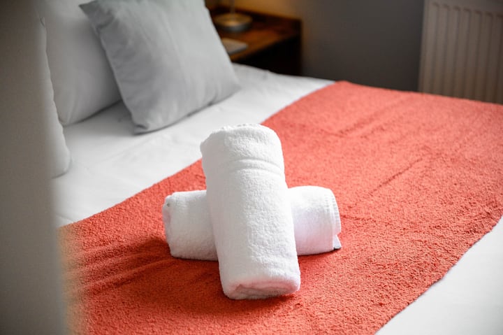 Se proporcionan toallas limpias y ropa de cama de calidad en cada estadía para que pueda instalarse de inmediato.