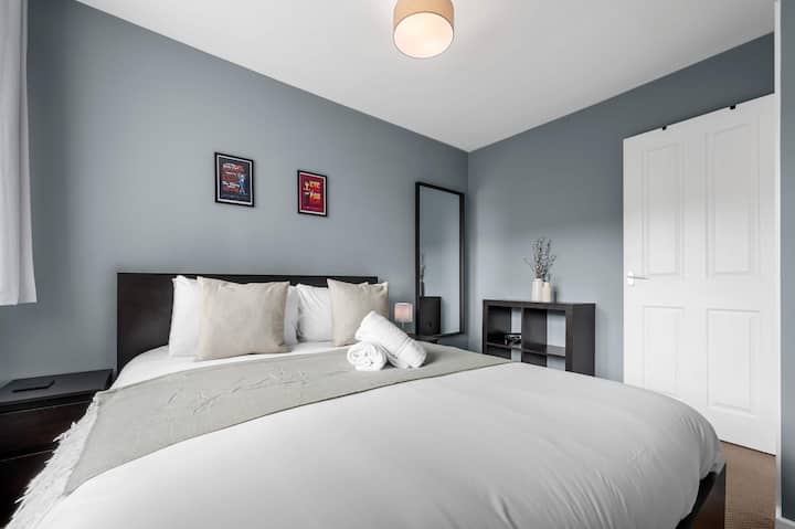 Amplia habitación doble con sábanas limpias y una cama cómoda para que te despiertes descansado/a y con energía para afrontar el día.