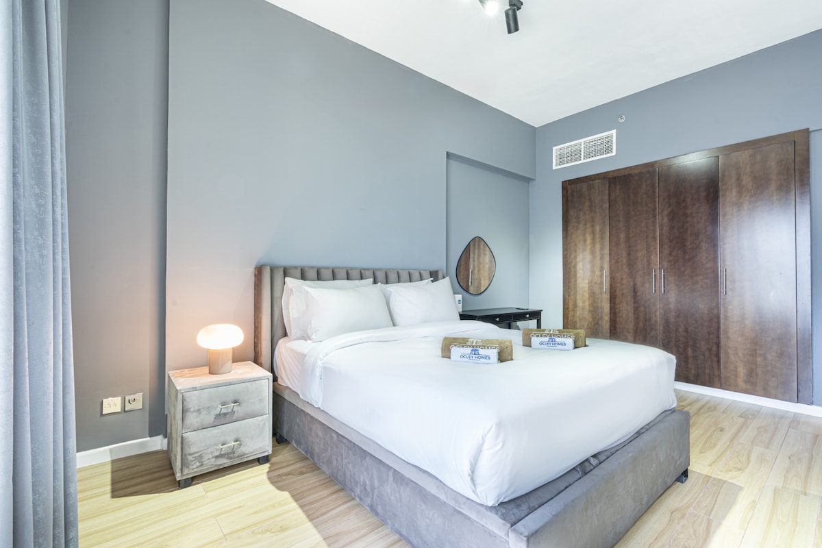 Descansa tranquilo en este acogedor dormitorio con tonos suaves y un ambiente tranquilo.