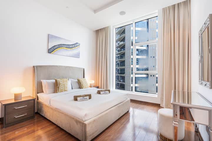 Amplio dormitorio que ofrece relajación y funcionalidad.