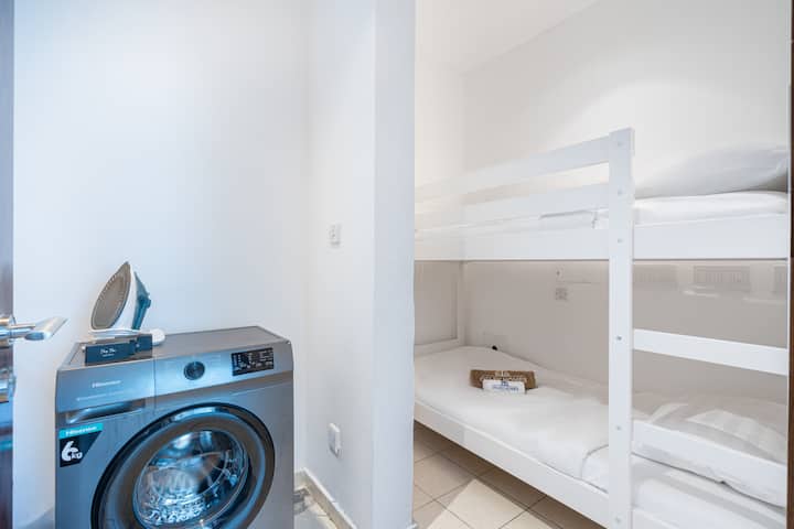 Espacio práctico con lavandería y camas adicionales.
