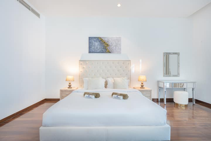 Dormitorio amplio y luminoso diseñado para un refugio tranquilo.