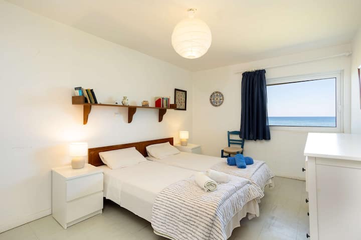 Ორადგილიანი საძინებელი ფანჯრის განათებით - კომფორტული განლაგება და მშვიდი დეკორი.

