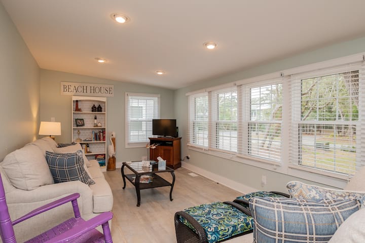 Bill's Place: Dog-friendly, Fenced Yard, One - Oak Island, NC