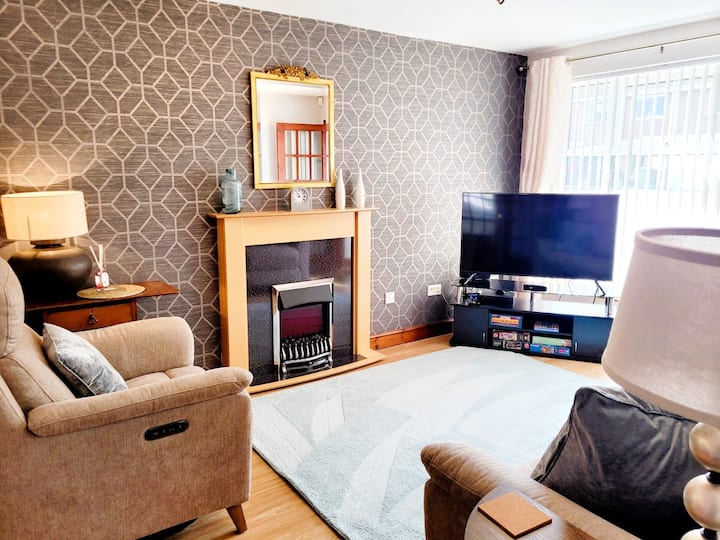 Popular 3 Bed Cheltenham Home, Parking, Quiet Area - Cheltenham