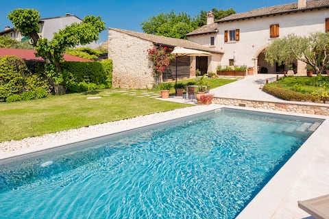 615b Tuscany farmhouse