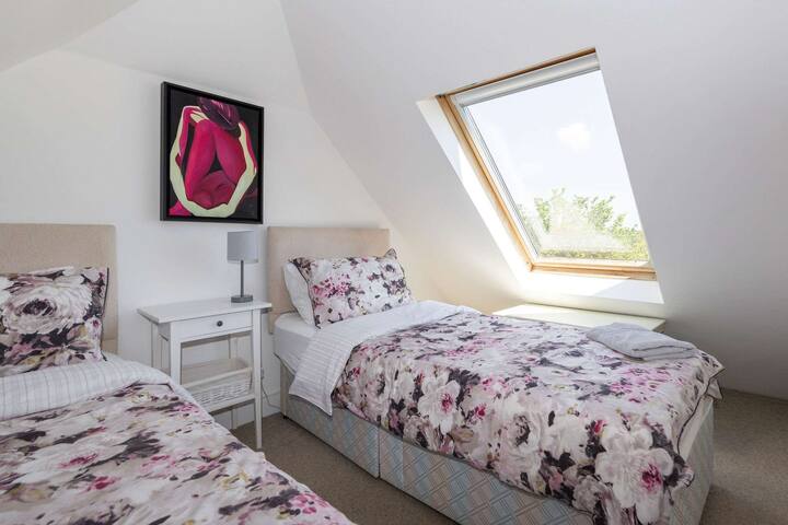 La chambre double offre une belle vue sur la campagne et les champs environnants.