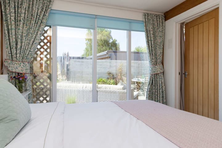 Cette chambre principale dispose d'un lit King Size confortable, avec du linge de lit et de la literie de qualité.