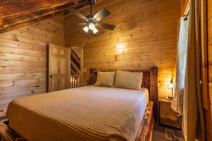 Camera da letto matrimoniale privata 3 - Livello del loft, verso la porta - Maple Hill Retreat