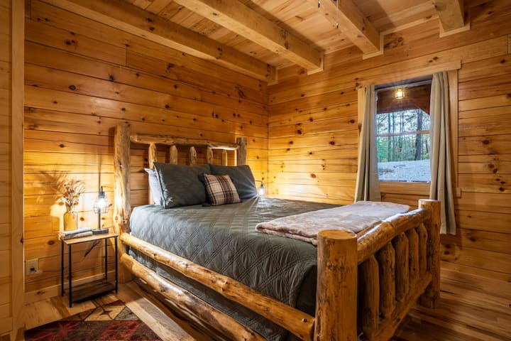 Camera da letto matrimoniale privata 2, (accessibile in sedia a rotelle) Piano principale - Maple Hill Retreat