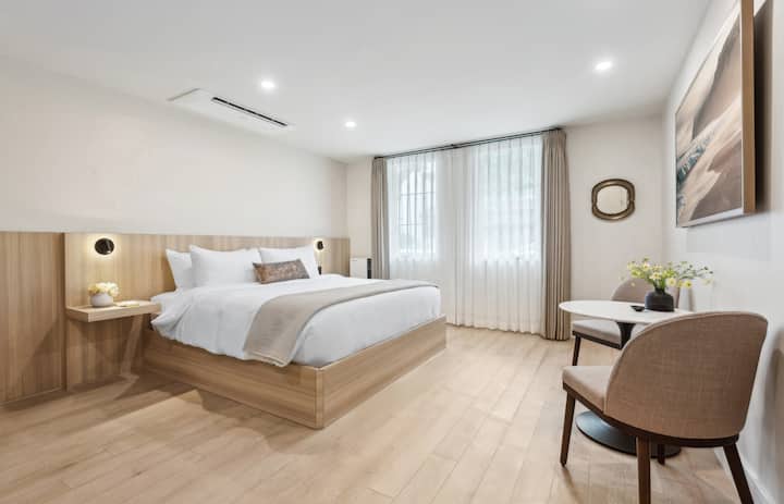 Დიდი ზომის საწოლი, 2 საძინებელი, დასაჯდომი სივრცე და 65" Hisense TV 