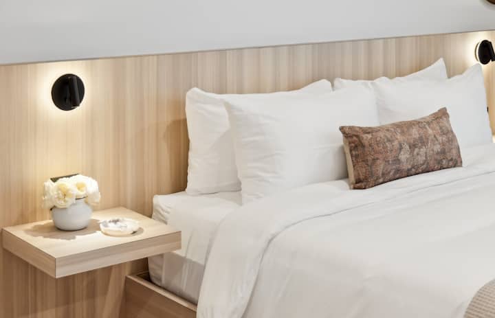 מיטת קינג סייז, 2 מיטות, פינת ישיבה וטלוויזיית Hisense 65 אינץ' 