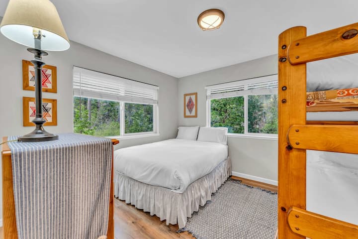 2. spavaća soba: bračni krevet (širine 150 – 179 cm) i kreveti na kat, donji kat, ormar, komoda