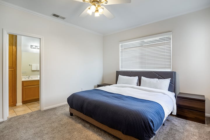 El dormitorio principal cuenta con una cama tamaño king, TV y baño privado.