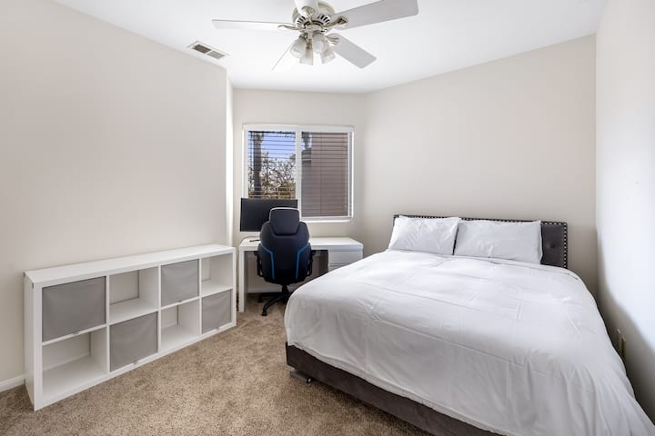 El dormitorio 3 cuenta con una cama tamaño queen y una estación de trabajo/juegos.