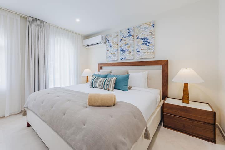 Опуштете се во вашето прибежиште со брачен кревет (king size) со паметен телевизор и приватен Firestick за да може да уживате во сите ваши омилени спортови и забава кога сакате. Користиме висококвалитетни постелнини од Marriott за да ви го овозможиме најдоброто можно искуство при спиењето.