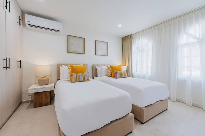 Елегантна спална соба со два одделни кревета дизајнирани за уникатна удобност и навистина мирен сон.
