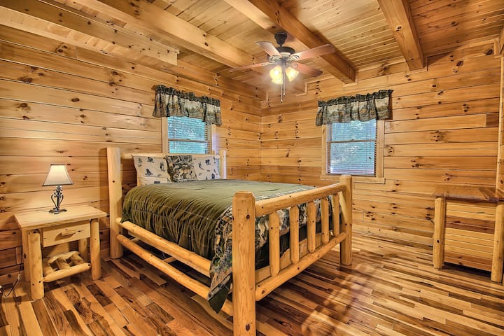 Chumba cha 3 cha kulala cha kujitegemea, kwenye Ghorofa Kuu, pamoja na Queen Bed and Nightstand