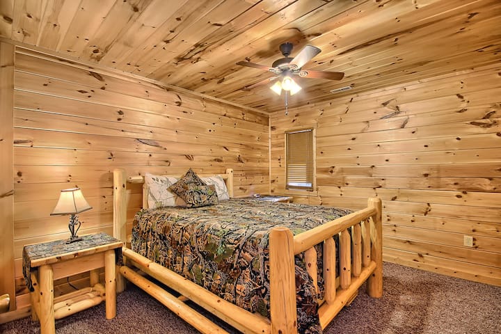 Chumba cha 1 cha kulala cha kujitegemea, kwenye Ghorofa ya Chini, pamoja na Queen Bed and Nightstand