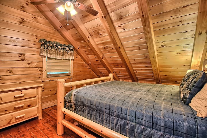 Chumba cha 5 cha kulala cha kujitegemea, kwenye Ghorofa ya Roshani, pamoja na Queen Bed and Nightstand