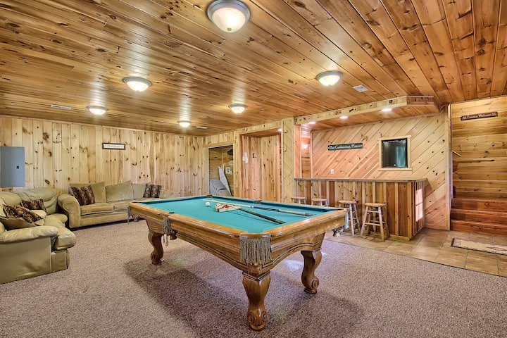 Meza ya Bwawa, ikiangalia Baa, Bunks 2 za Magogo (hazijaonyeshwa) , badala ya makochi, Ngazi ya Chini, Rocky View Lodge