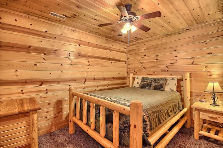 Chumba cha kulala cha kujitegemea cha 2, kwenye Ghorofa ya Chini, pamoja na Queen Bed and Nightstand