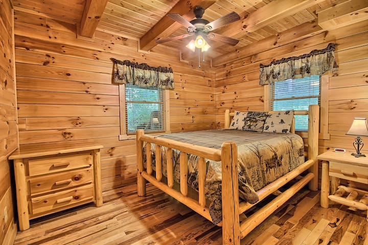 Chumba cha 4 cha kulala cha kujitegemea, kwenye Ghorofa Kuu, pamoja na Queen Bed and Nightstand