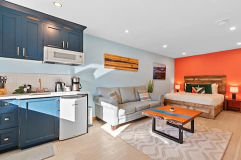 Top performing Airbnb: Black Pearl #1-Studio Guests favourite! in Alberni Clayoquot