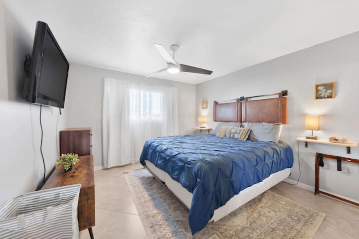 חדר שינה שני עם מיטת קינג