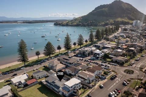 Spacious Retreat Steps to Beach, Shops & Hot Pools