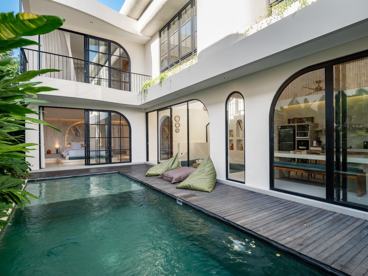 Villa in Canggu · ★4.88 · 3 bedrooms · 3 beds · 3 private baths, сопоставимый объект Airbnb