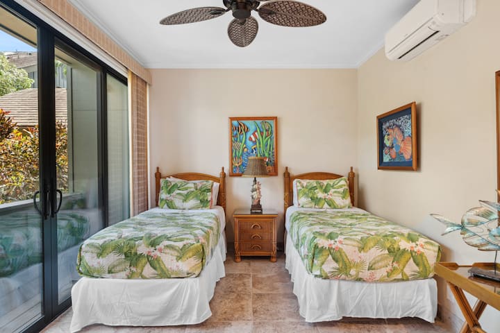 غرفة نوم جذابة مصممة للاسترخاء، وتوفر ترتيبات نوم مرنة وأجواء هادئة