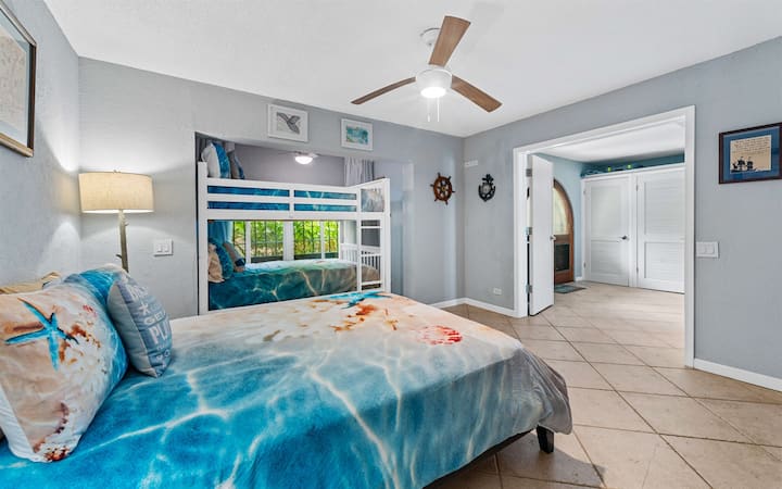 Svetlá a vzdušná hlavná spálňa s upokojujúcimi odtieňmi a prvkami v štýle rezortu.