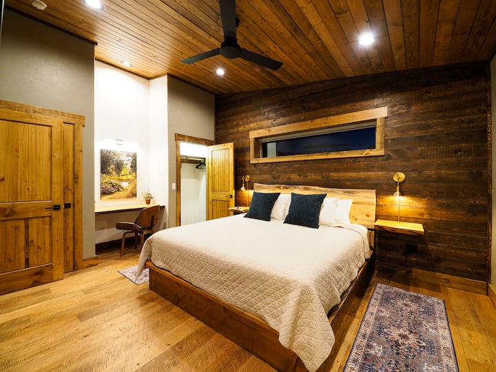 Одморете се, повторно поврзете се, повторете
Овој главен апартман нуди тивок момент далеку од вревата на групата, со топли дрвени тонови, вградени ноќни шкафчиња и удобно катче за пишување. Без разлика дали се појавувате порано или спиете доцна, овој простор е ваш личен 