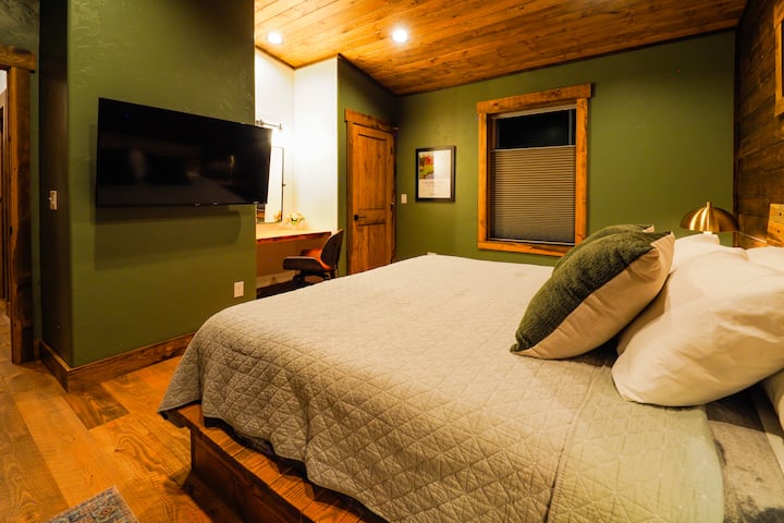 Удобно место за одмор по денот поминат во авантура
Оваа брачна спална соба спојува богато дрво, мирни тонови и кадифен кревет во кој ќе се нурнете по долгите денови истражувајќи го Јелоустоун или родеото. Вграденото биро нуди тивко катче за пишување разгледници, водење дневник, о