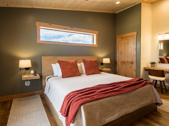 Вашето приватно место за одмор на Дивиот Запад
Основниот апартман е врамен со богати ѕидови од маслинки и златна светлина и нуди длабок одмор. Со избрани текстури, приспособено катче за пишување и поглед на постојано променливото небо на Вајоминг, оваа соба изгледа како бутик престој