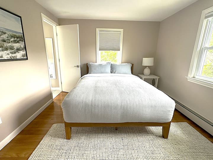 Ძირითადი საძინებელი ლუქს-კლასის სააბაზანოთი - საწოლი 152 × 203 სმ