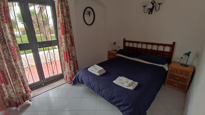 غرفة نوم مزدوجة في الطابق السفلي