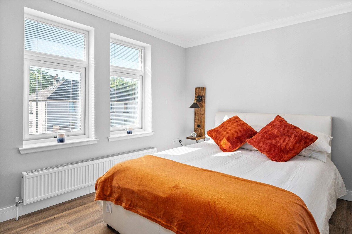 Მყუდრო ორადგილიანი საძინებელი ფერადი, რბილი განათებითა და უშუქო ჟალუზებით მშვიდი ძილისთვის.