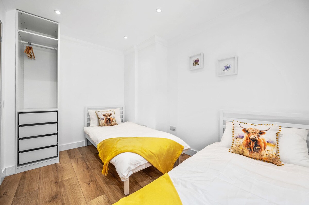 Ნათელი და ჰაეროვანი ორადგილიანი საძინებელი ხრაშუნა თეთრი კედლებითა და მხიარული ყვითელი აქცენტებით. Შეავსეთ მაღალმთიანი ძროხის ბალიშები და უამრავი სათავსო, იდეალურია როგორც ბავშვებისთვის, ისე ზრდასრულებისთვის.