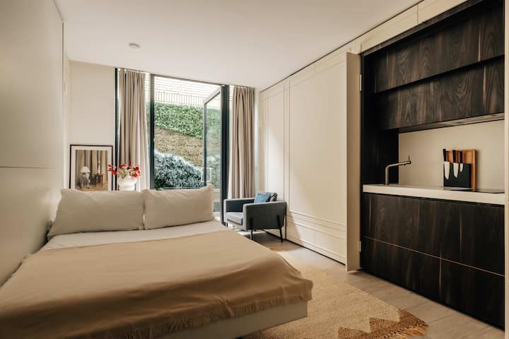 The Westlight: Bright Lg Studio In White City - London