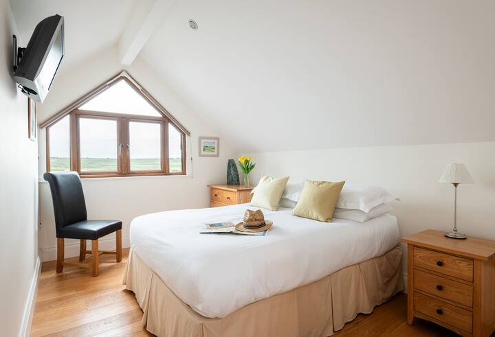 Apartamenti 5, Pika, Kursi i golfit, tenisi padel, dhoma e gjumit në katin e sipërm